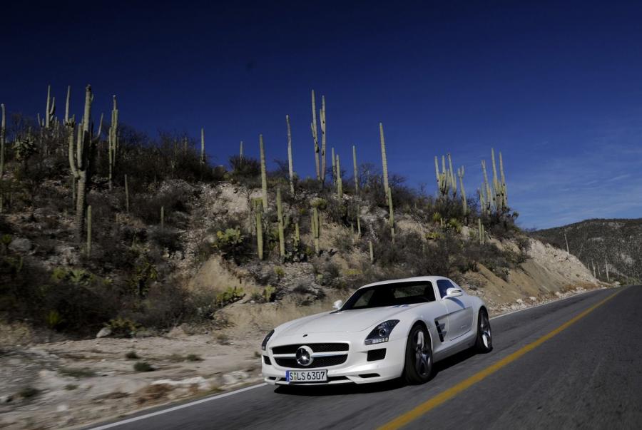  Mercedes-Benz SLS AMG White 2011 года  (фото 7 из 29)